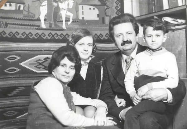Михайло Горинь з дружиною Ольгою та дітьми Тарасом та Оксаною. 1970-ті)