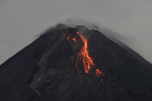 Кількість загиблих унаслідок виверження вулкана в Індонезії зросла до 13