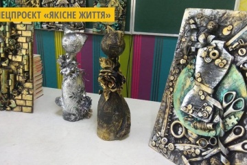 Матеріали, які шкода викинути: волинська майстриня створює картини зі вторсировини