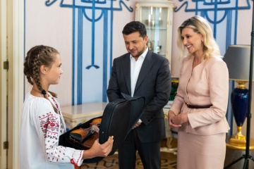 Президент з дружиною зустрілися з дівчинкою, яка врятувала дітей під час повені на Закарпатті