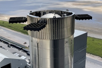 Маск показал ракету Starship, которая скоро полетит на орбиту