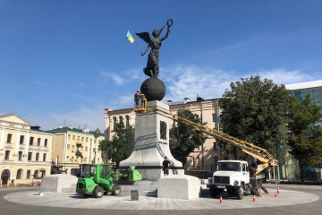 В Харькове ко Дню города моют большие памятники