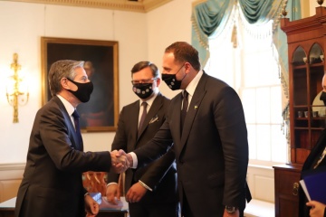 Kuleba y Yermak se reúnen con el secretario de Estado estadounidense