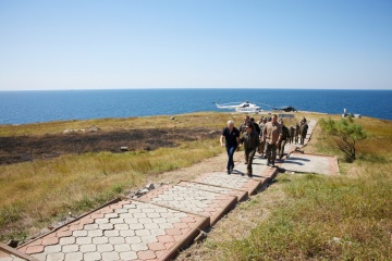 Zelensky verifica la preparación de los militares para defender la isla de Zmiyiny