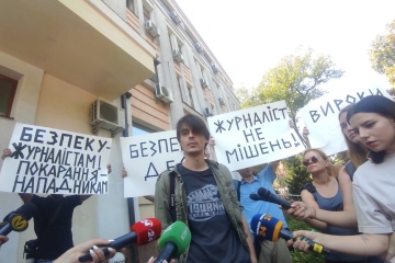 Під МВС склали фотоапарати на підтримку кореспондента видання «Букви»