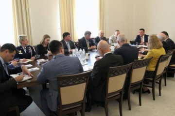 Danílov y Smith debaten la cooperación entre EE.UU. y Ucrania 