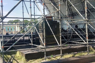 В КГГА заявляют, что не давали разрешений на установку сцены на площади Конституции