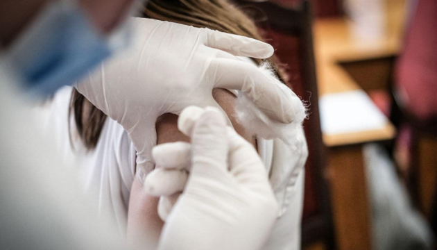 В Україні вперше вакцинували від COVID-19 підлітків