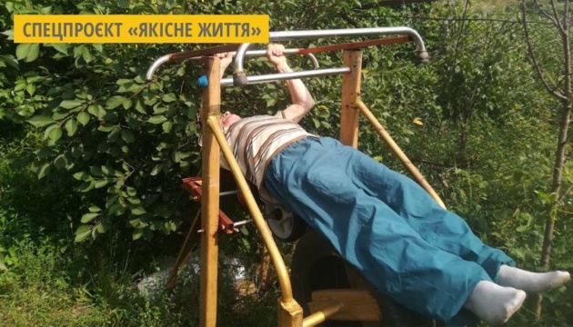 На Кіровоградщині пенсіонер займається на тренажерах, які конструює сам