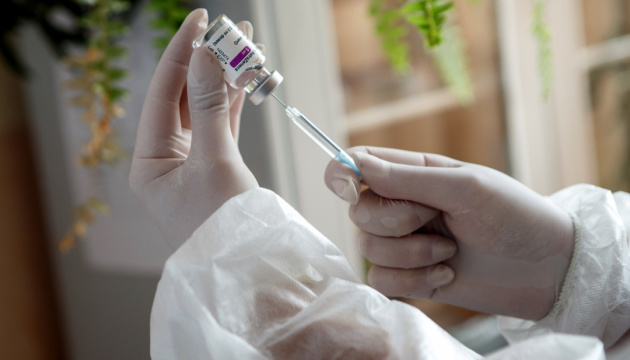 Україна вводить бустерну дозу COVID-вакцини для людей 60+