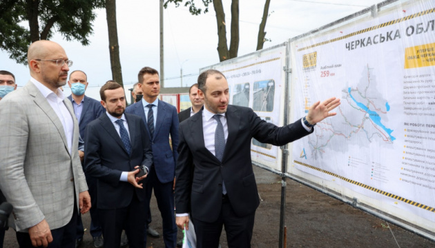 Шмигаль підкреслив масштабність відновлення доріг на Черкащині 