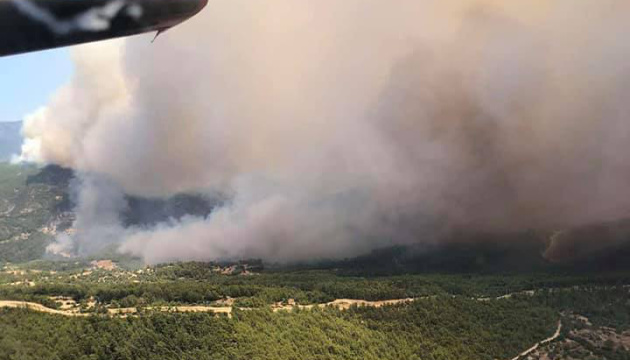 Українські рятувальники продовжують гасити лісові пожежі у Туреччині