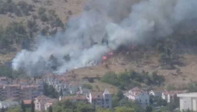 До столиці Чорногорії наближається масштабна лісова пожежа