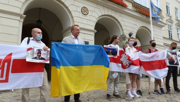 Біля львівської ратуші відзначили річницю початку протестів у Білорусі