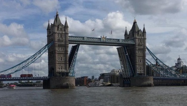 У Лондоні не можуть опустити Тауерський міст
