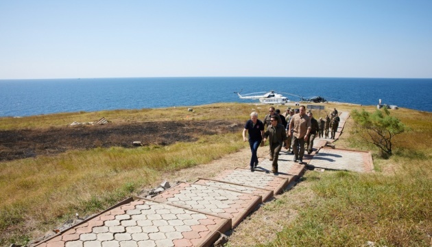Zelensky flies to Zmiinyi Island to check combat readiness of Ukraine military