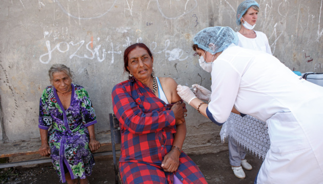 На Закарпатті бригади медиків вакцинують ромів