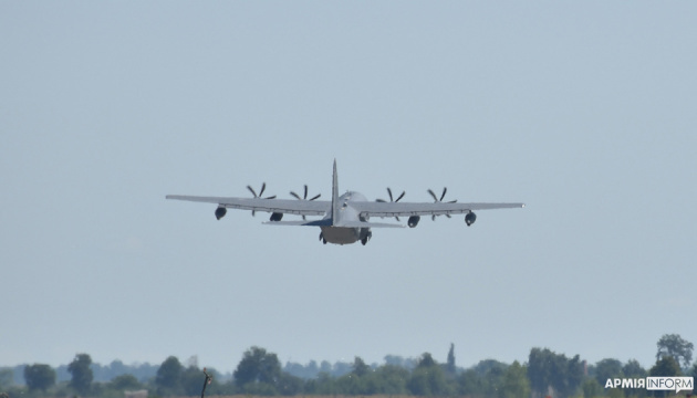 ウクライナ軍特殊部隊、米機からの降下訓練実施