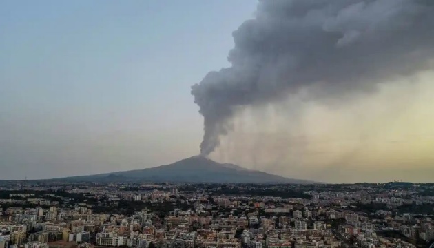 На Сицилії через виверження вулкана Етна призупинили роботу аеропорту Катанії
