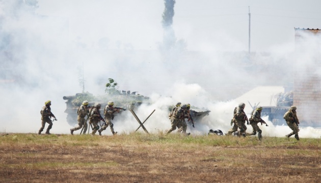 Поблизу Миколаєва тривають масштабні військові маневри