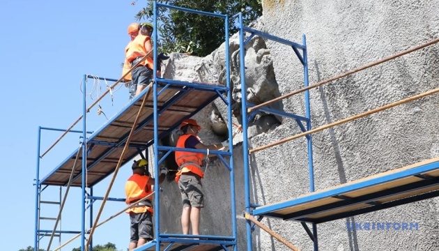 У Києві відновлюють Стіну Пам’яті на Байковому кладовищі