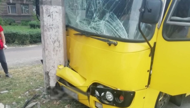 ДТП в Маріуполі: маршрутка врізалась у стовп – постраждала кондукторка
