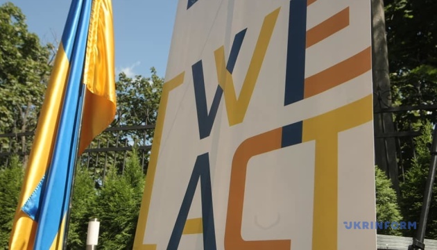 В Украине запустили программу «WE ACT: Действуем ради женщин и их возможностей»