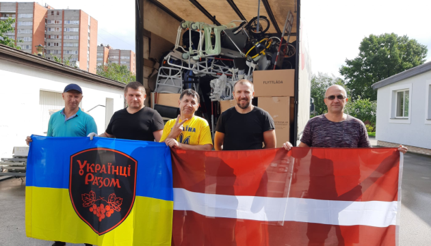 Латвія відправила в Україну 50-й гумвантаж для людей з особливими потребами