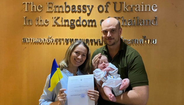 У Таїланді маленький українець отримав першу вишиванку