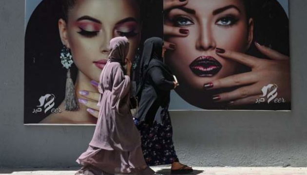 Таліби запевняють, що в Афганістані не заборонятимуть жінкам ходити без супроводу і працювати