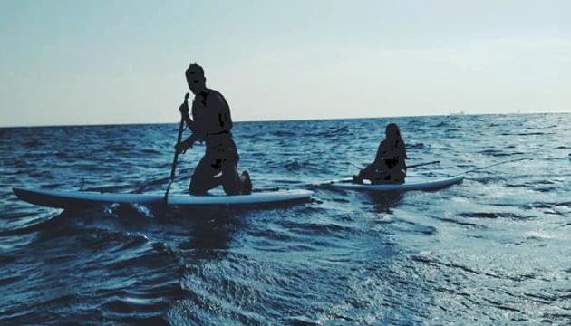 Sonnenaufgang auf dem Meer: Drei Stehpaddler fünf Kilometer vor Küste gerettet