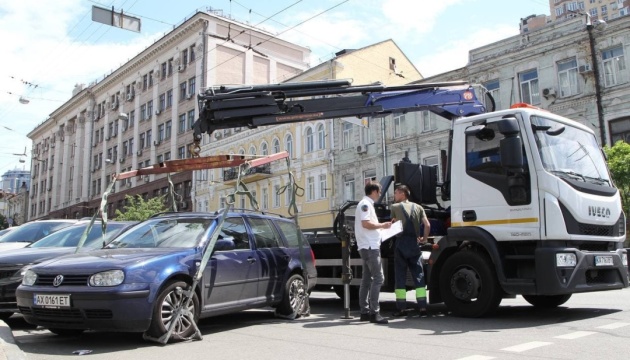 КМДА: у Києві не евакуйовують авто через підозри керівництву інспекції з паркування