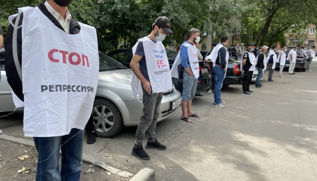 Біля суду в Ростові 150 активістів провели акцію на підтримку засуджених кримських татар