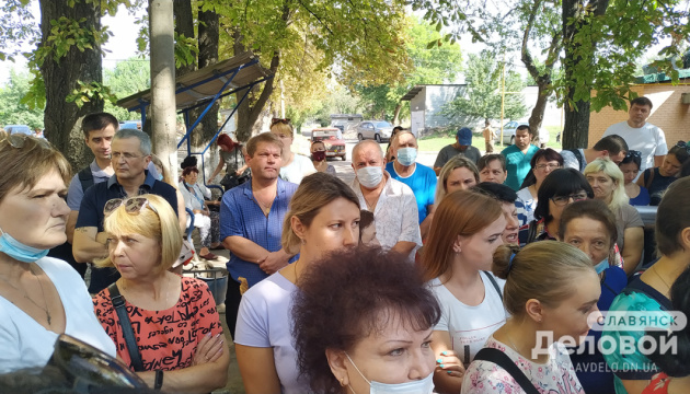 У Слов'янську мітингували медики, вимагаючи виплатити зарплату