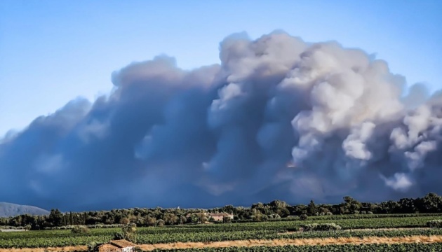 В Средиземноморье вспыхнул новый лесной пожар — на юге Франции