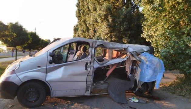 На Черкащині мікроавтобус врізався в дерево – загинула дівчина, семеро осіб травмовані