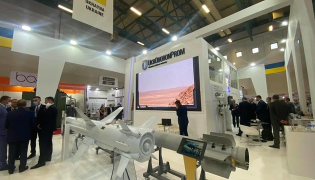IDEF 2021: Ukraine stellt verschiedene Waffen aus