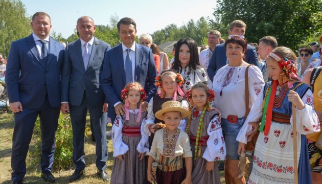 Заходи на кшталт Сорочинського ярмарку допомагають українцям зберегти культурні традиції — Разумков