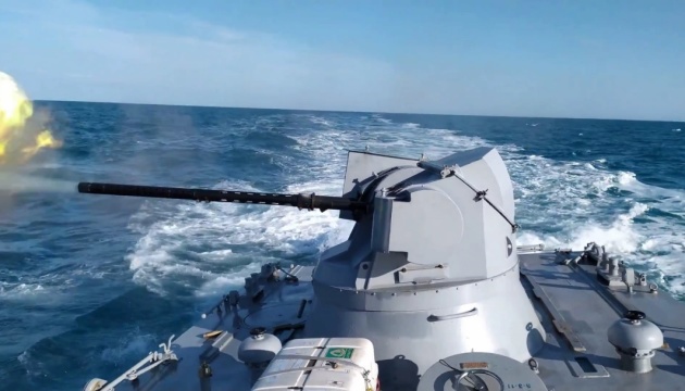 Навчання на Азові: кораблі ВМС «відбивали» напад на узбережжя