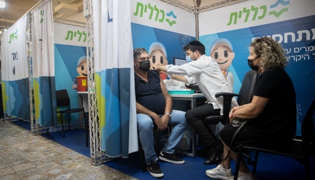 Ізраїльські медики заявляють про високу ефективність третього COVID-щеплення