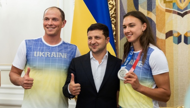Зеленський зустрівся з призерами Олімпіади - пообіцяв стадіони, яким позаздрять у світі