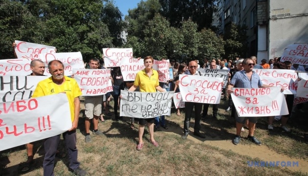 У Харкові відправили під домашній арешт п'ятьох керівників центрів для наркозалежних У Харкові відправили під домашній арешт п'ятьох керівників центрів для наркозалежних