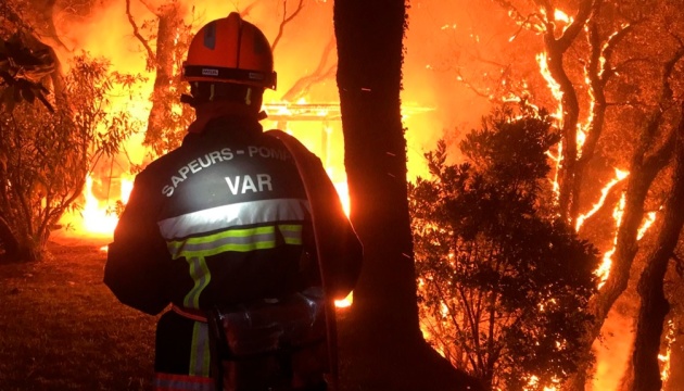 Біля Сен-Тропе 一 третій день лісові пожежі, згоріли 5000 гектарів
