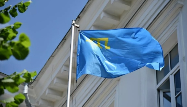 Представництво Президента в АРК закликає піднімати поряд з державними кримськотатарські прапори