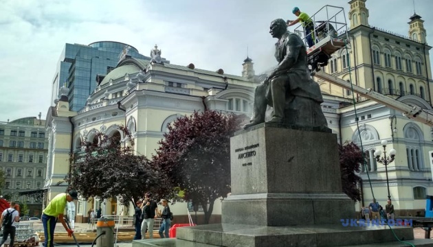 У Києві в межах акції Clean day миють площу біля Нацопери і пам'ятник Лисенку