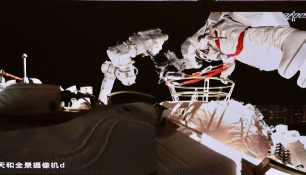 Китайські космонавти вийшли у відкритий космос
