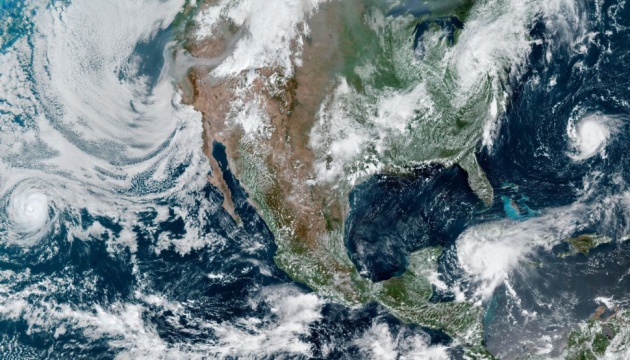 Супутник показав охоплену з усіх боків штормами Північну Америку