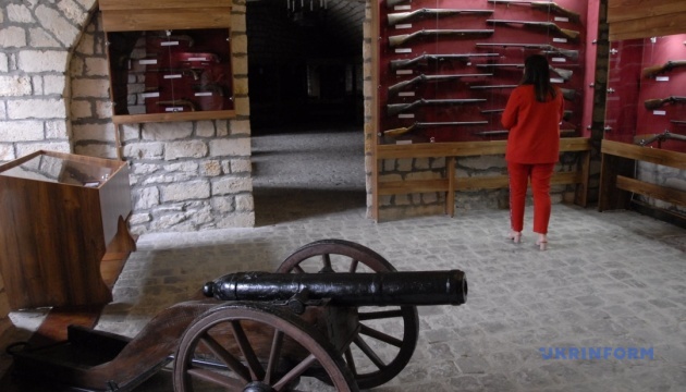 Давні пістолі та рушниці поповнили експозицію замку на Тернопільщині