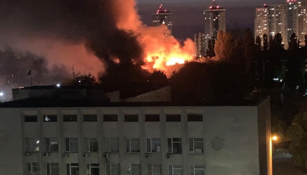 У Броварах на Київщині горить багатоповерхівка - евакуюють мешканців будинку