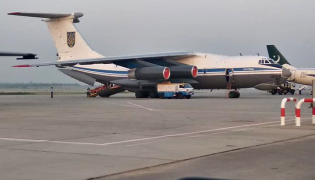 Літак із евакуйованими з Афганістану прямує до України